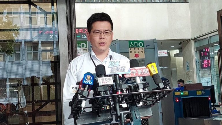 台北市政府法務局長連堂凱今赴台北地院幫10全倒災戶對基泰建設聲請假扣押2億元重建費。(記者張欽攝影)