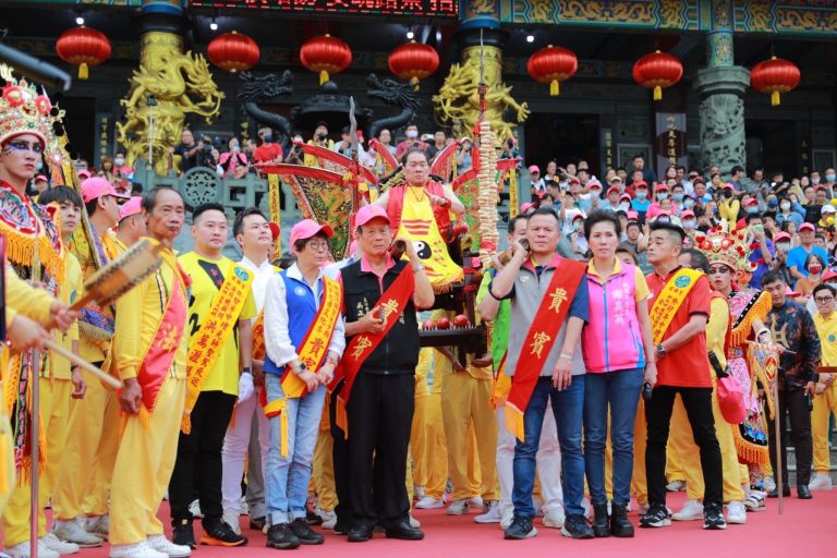 護國宮新加坡海外信眾組團來台共襄盛舉，圖中為獨腳太子坐釘椅。(圖/桃園護國宮提供)