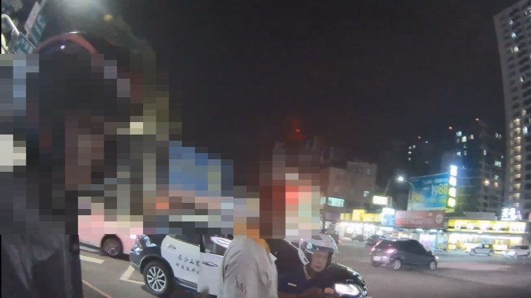 盤查雖然只有乘客喝酒，然而卻在置物箱發現一個使用過的K盤（圖/記者郭于榛翻攝）