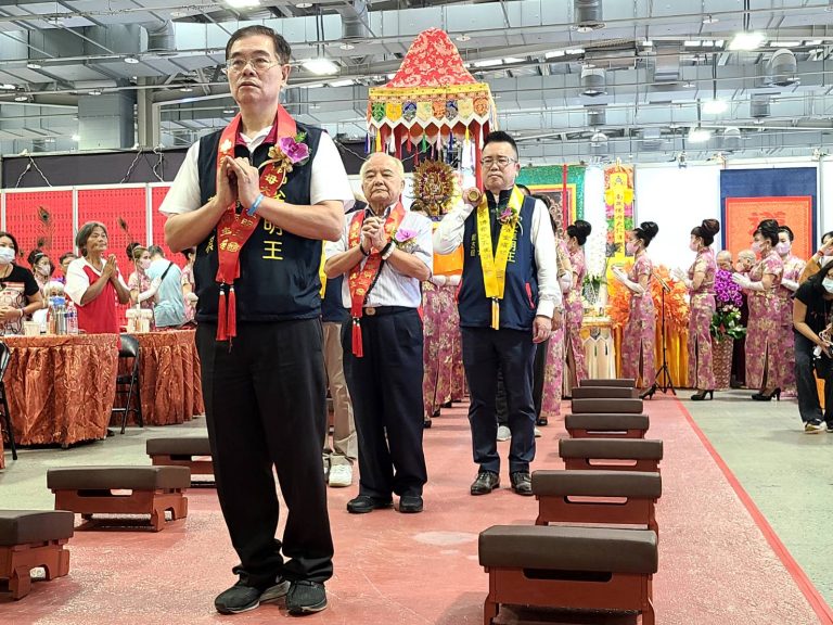 中華世界全民念佛會理事長蔡鴻祺恭迎孔雀明王進會場。（記者林金聖攝）