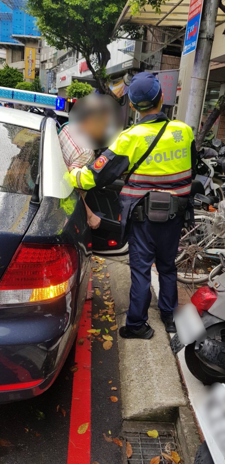 員警義不容辭將老翁護送返家，林先生感謝員警不辭辛勞伸出援手。（記者 張艷君翻攝）