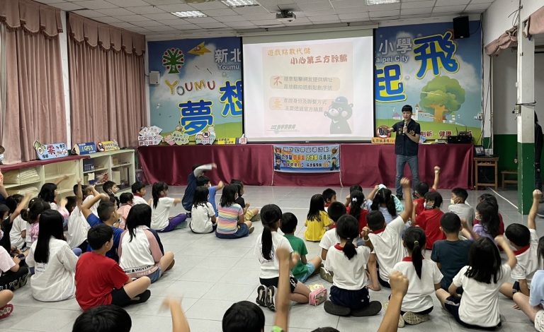 土城分局偵查隊副隊長林長儀率隊前往有木國小舉辦犯罪預防宣導活動。(記者 張艷君翻攝)