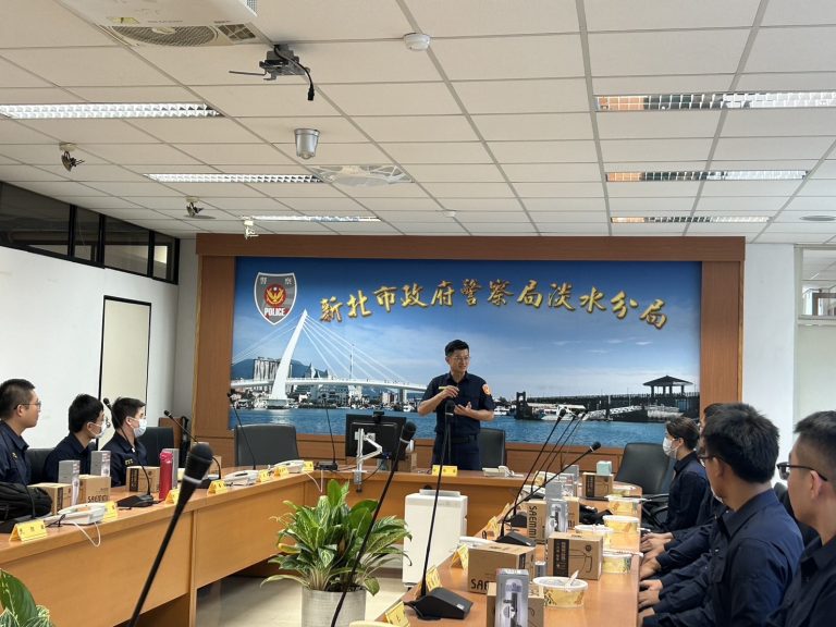 淡水警分局長陳保緒與新警員與會餐敘。（記者徐煜勝翻攝）
