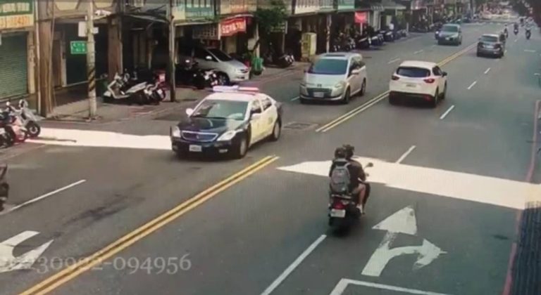 員警開啟警報器及警笛，沿路護送突出血孕婦至醫院。（記者 張艷君翻攝）