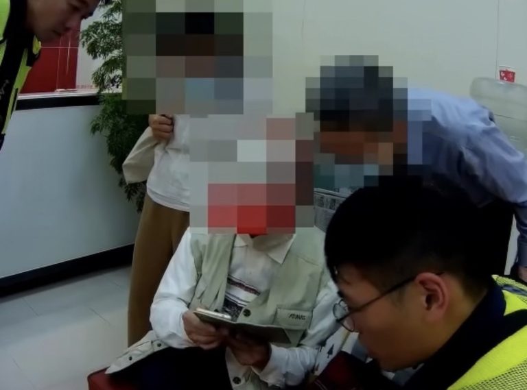 警員銀行行員耐心向老翁說明這是詐騙不要上當。（記者林金聖翻攝）