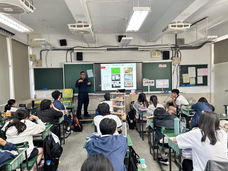 北投分局犯罪預防宣導團前進中正高中，進行犯罪預防宣導。（記者薛秀蓮翻攝)