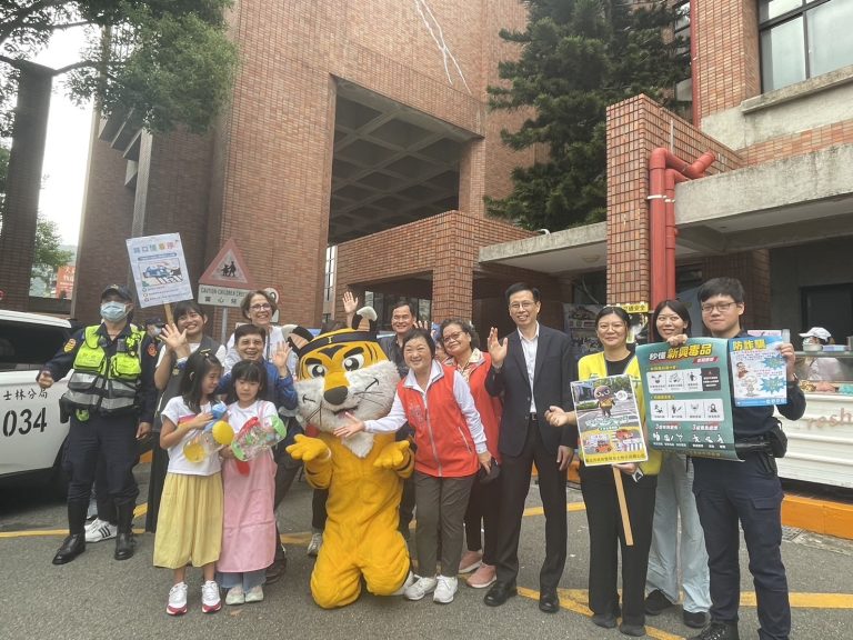 台北美國學校112年度秋季園遊會21日上午盛大登場,非常熱鬧。(圖/警士林分局提供)
