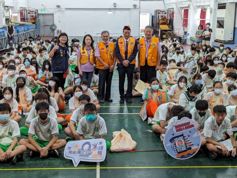 新北市政府警察局結合國際獅子會300B 2區三多獅子會共同入校進行反毒、識詐宣導。(圖／新北少年警察隊提供)