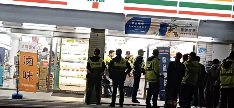 一行人在7-11前相約談判打架遭警方帶回。（記者徐煜勝翻攝）
