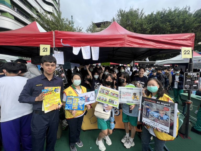 大安警深入校園校慶防詐宣導受同學們熱情歡迎。（記者林金聖翻攝）