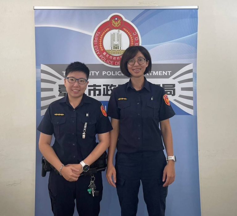 復興派出所警員方心（圖左） 、劉欣怡（圖右）到場發現鄭姓駕駛人酒氣熏天，現場酒測值高達0.18mg/L，依法送辦。（記者張艷君翻攝）