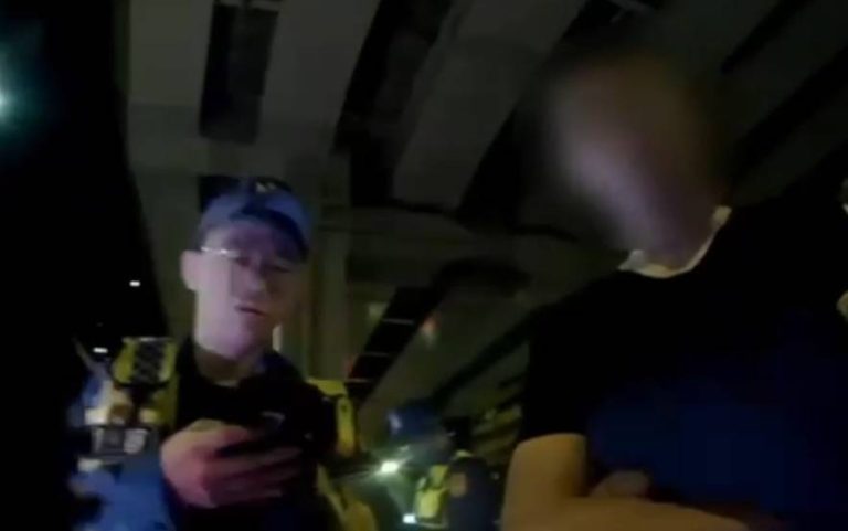 劉姓駕駛遇警盤查故作鎮定。（記者林金聖翻攝）
