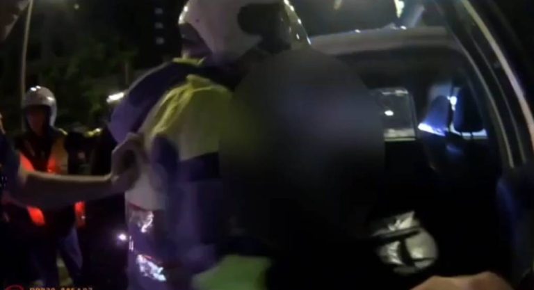 黃男上警車時不斷飆國罵再次失控遭壓制。（記者林金聖翻攝）