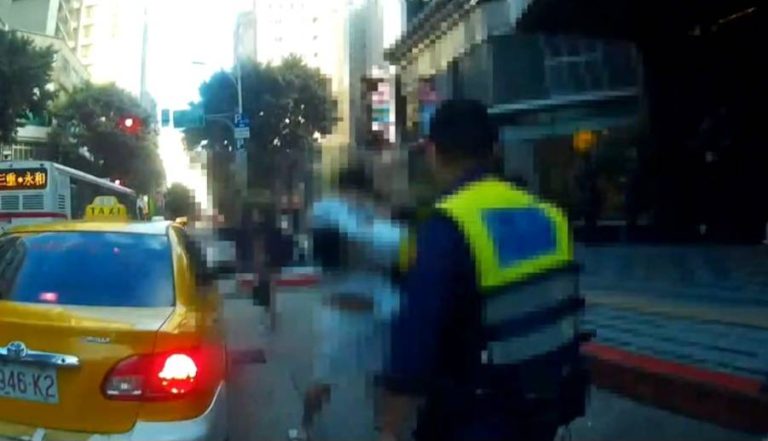 警方到場雙方人馬券繼續扭打。（記者林金聖翻攝）