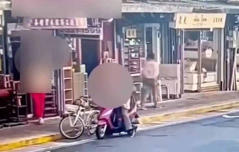 竊賊以外套遮掩竊得皮包騎車離去。（記者林金聖翻攝）
