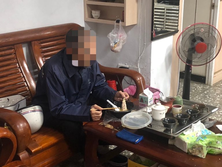 淡水警方於派出所內提供老翁熱食暖身。（記者徐煜勝翻攝）