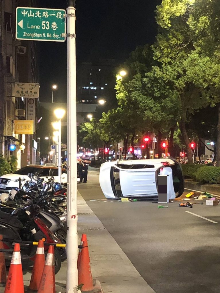 新北市議員張嘉玲翻車車禍頭部挫傷送醫。（記者林金聖翻攝）