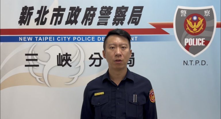 三峽分局鶯歌分駐所所長鄧博元說明。（記者徐煜勝翻攝）