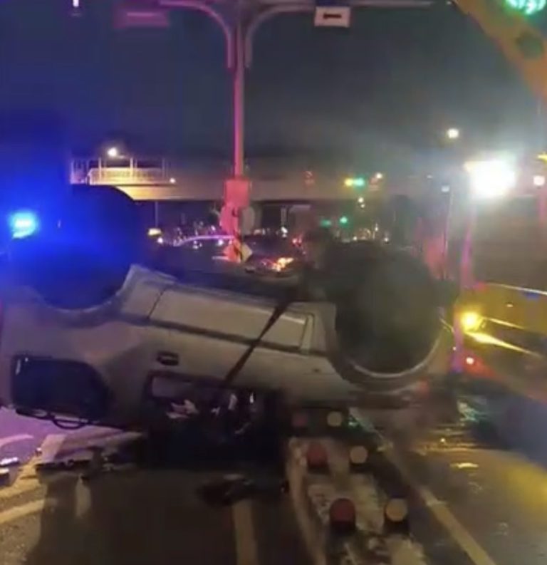 方嫌轉彎車速過快翻車。（記者徐煜勝翻攝）