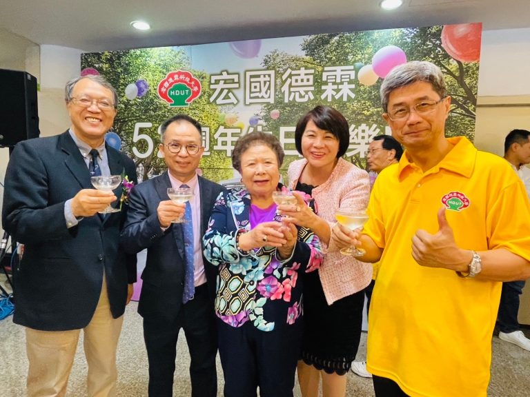 左到右羅清水校長、陳春生校友會理事長、林謝罕見董事長、傑出校友代表徐淑珍、張遵偉副校長。（記者薛秀蓮翻攝)