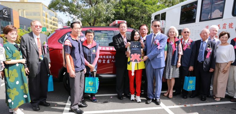 亞太急難關懷救助協會創辦人盧宜鈴(中)捐贈消防警備車。(記者薛秀蓮拍攝)