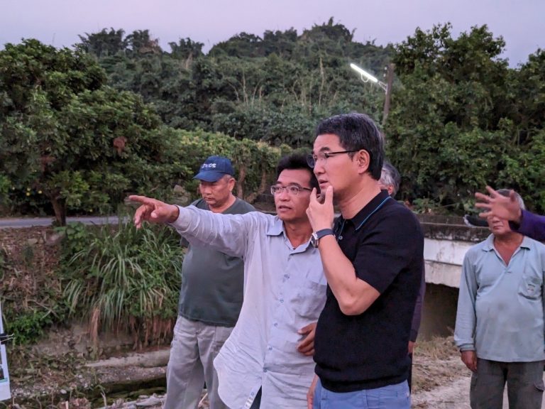 立委劉建國古坑野溪現場會勘。（記者林金聖翻攝）