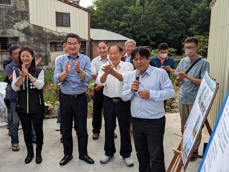 國土管理署署長吳欣修(右)應立委劉建國(左二)邀請，南下雲林斗南、古坑針對道路修繕及闢建進行會勘。(記者張欽翻攝)
