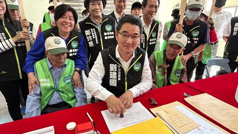 20歲至90歲全市代支持鄉親今天一起陪劉建國登記參選雲林縣立委。(記者張欽翻攝)