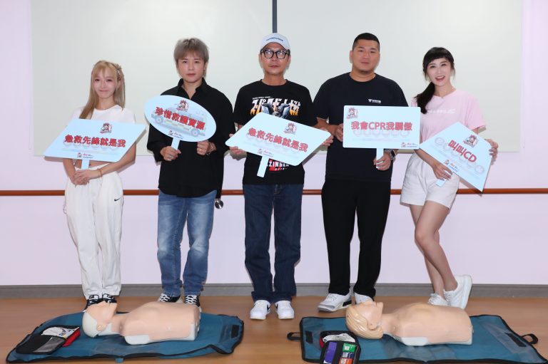 由左至右-嵐芯語、金志遙、香港藝人 錢小豪、草爺、蔡允潔在施作心肺復甦術教學，並呼喊最新CPR口號「叫叫CD」。 (圖/紅心字會提供)