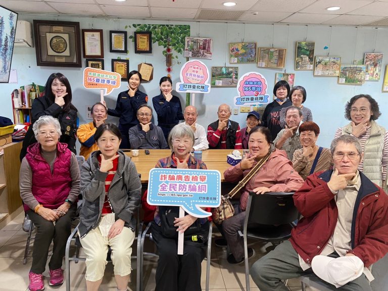 北市婦幼警察隊至文山區明興里宣導加強人身安全意識，以及自我保護能力。(記者張艷君翻攝)