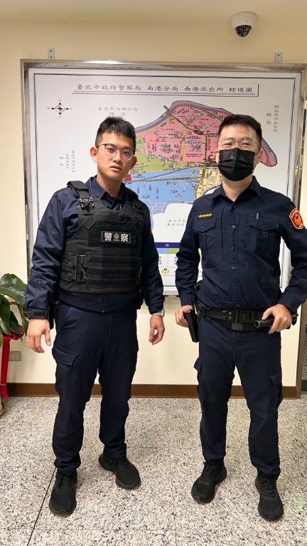 南港派出所暖警巡佐許洲銓(右)、警員許哲源(左)。(記者薛秀蓮翻攝)