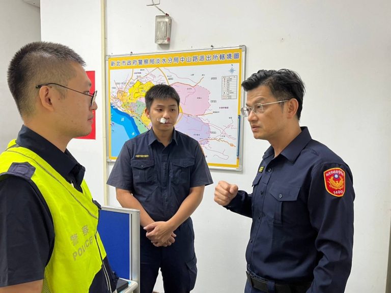 淡水警分局長陳保緒對新員警交代注意事項。（記者徐煜勝翻攝）