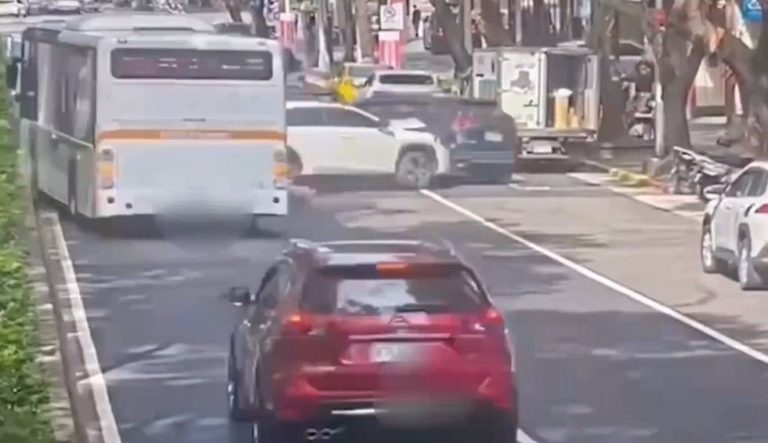敦化南路一段公車疑切換車道追撞前車造成連環撞事故。（記者林金聖翻攝）
