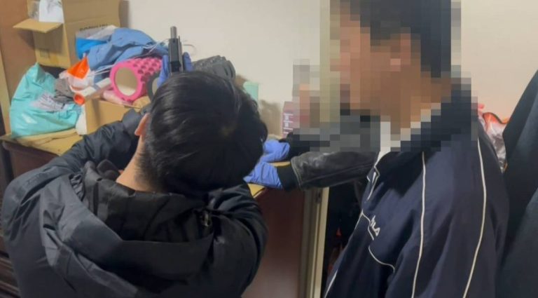 警一一拼湊完成讓賴男百口莫辯。（記者林金聖翻攝）