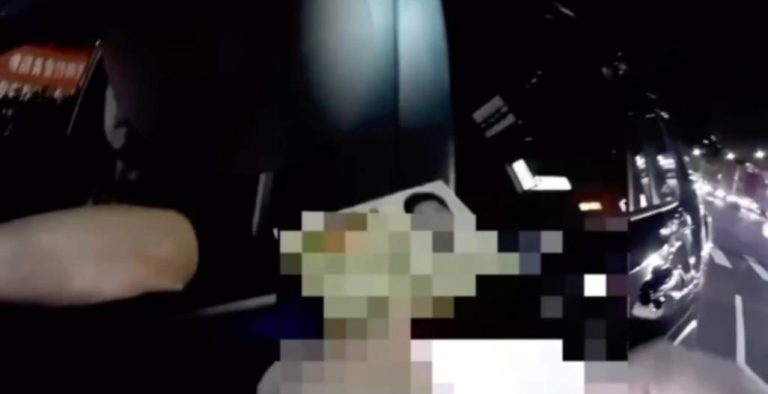 男面對取締情緒激動辱罵女警拒收罰單。(記者林金聖翻攝)