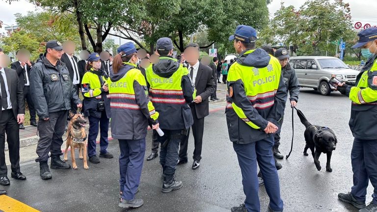 海山警對參與公祭人士嚴加盤查。（記者徐煜勝翻攝）