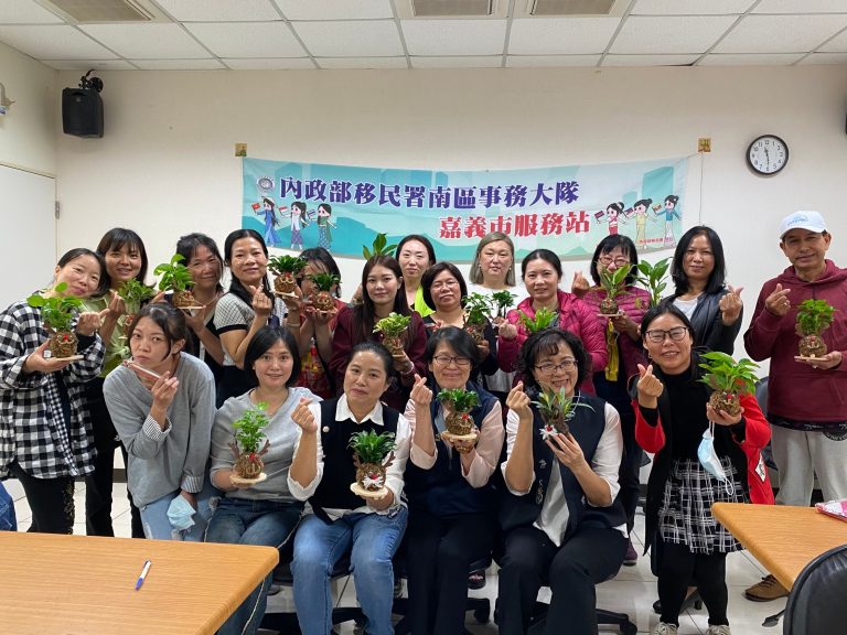 參與民眾開心地拿著自己做的聖誕苔球合照，提前歡度聖誕節。（記者 張艷君翻攝）
