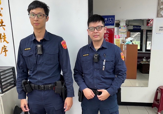 蔡瑋信(左)和王崇信(右)兩名員警平時相當熱心，執勤時主動協助因愛車故障受困的莊姓婦人脫困。(圖／警士林分局提供)