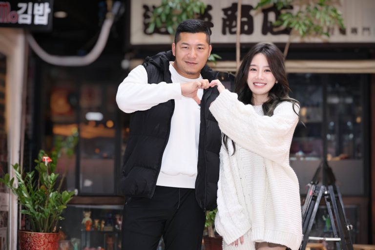 YouTube草爺，推出全新單曲《按部就班》，邀請港星錢小豪與啦啦隊女神李若潼，參與MV演出。(照片/紅心字會提供)