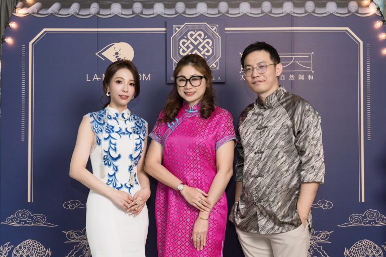 愛康製藥旗下新品牌懿天由曾仕哲（右）主理，在夫人吳瀅瀅（左）及品牌顧問李芯薇（中）的力挺下，甫發布就有非凡氣勢。（圖／愛康製藥提供）