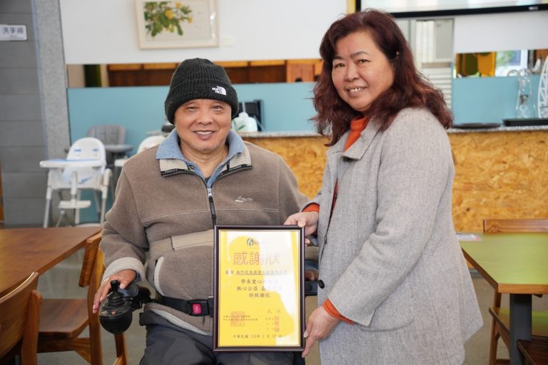 阿尼色弗兒童之家社工督導陳挹香頒發無所從來蔬食文創會館林進財代表人感謝狀。(圖/業者提供。)