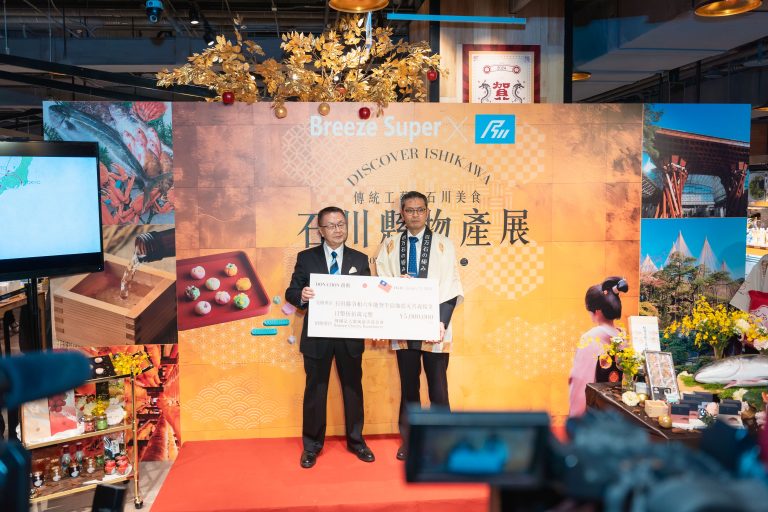 微風集團常董 岡一郎(左)代表微風慈善基金會致贈賑災捐款500萬日幣給石川縣。右為日本石川縣農林水產部參事吉田健一。（記者薛秀蓮拍攝)