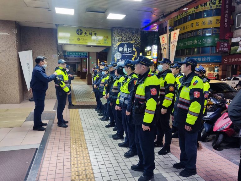 警方積極為社會治安淨化發聲，於昨日強力實施「擴大臨檢」行動。（記者黃荷琇 翻攝）