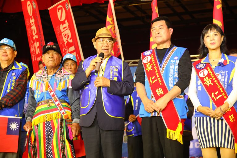 前立委廖國棟(圖中)希望交棒給黃仁(右二)進軍國會繼續為原住民權益打拼。(記者包克明攝)
