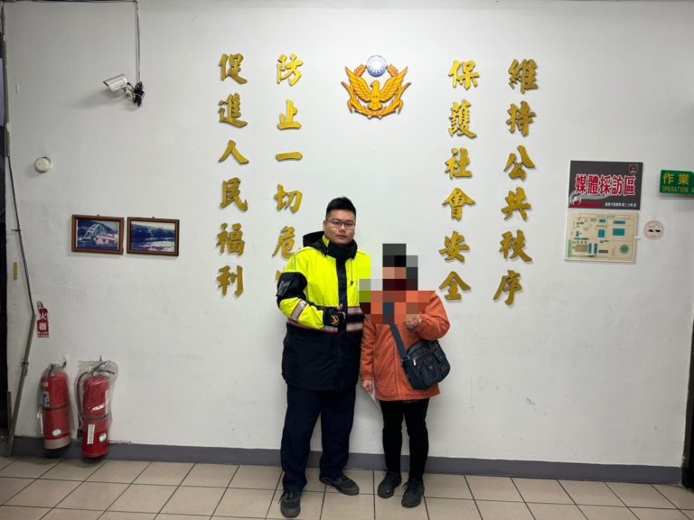 處理員警黃政睿與民眾合影。（記者薛秀蓮翻攝)