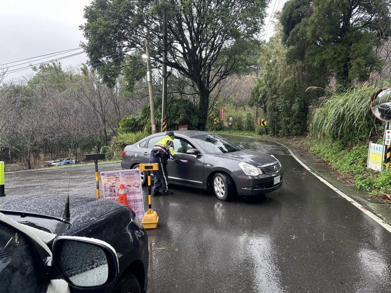 淡水警方實施交通管制保護民眾安全。（記者徐煜勝翻攝）