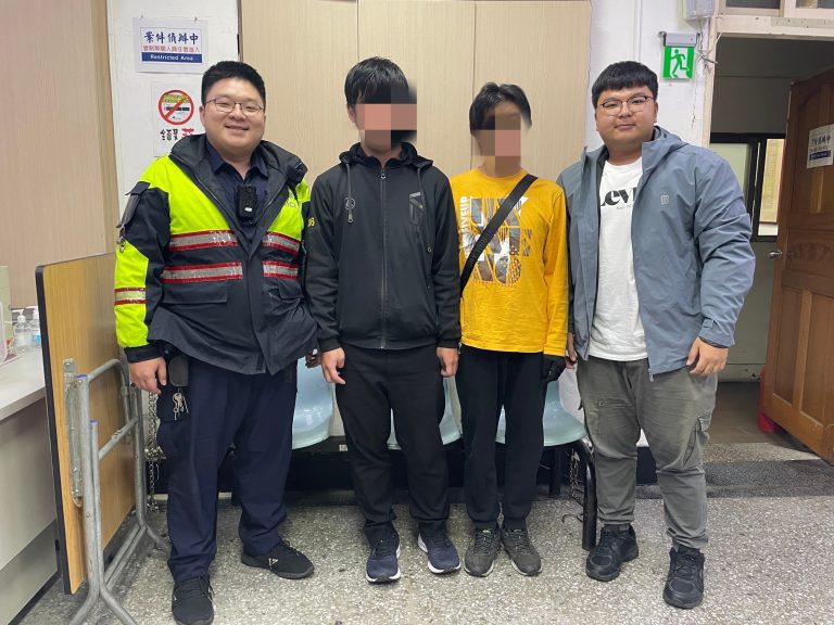 板橋分局後埔所員警積極訪查終於找到陳男。（記者徐煜勝翻攝）