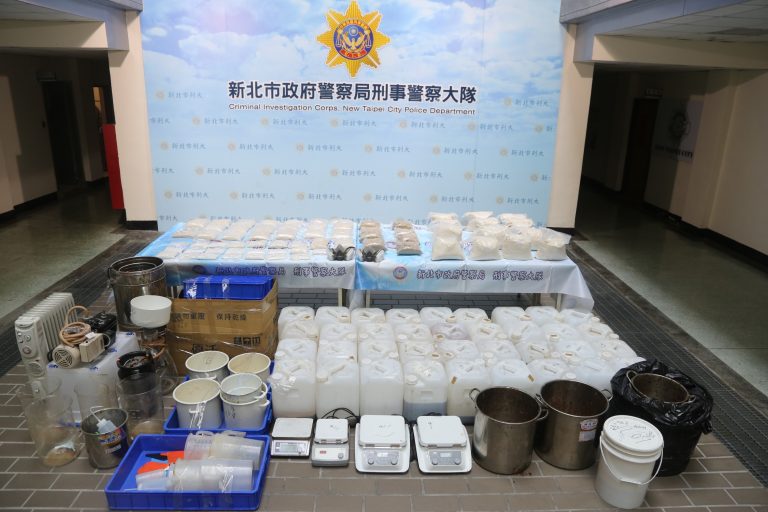 新北刑大偵四隊查扣相關製毒成品、半成品。（記者徐煜勝翻攝）
