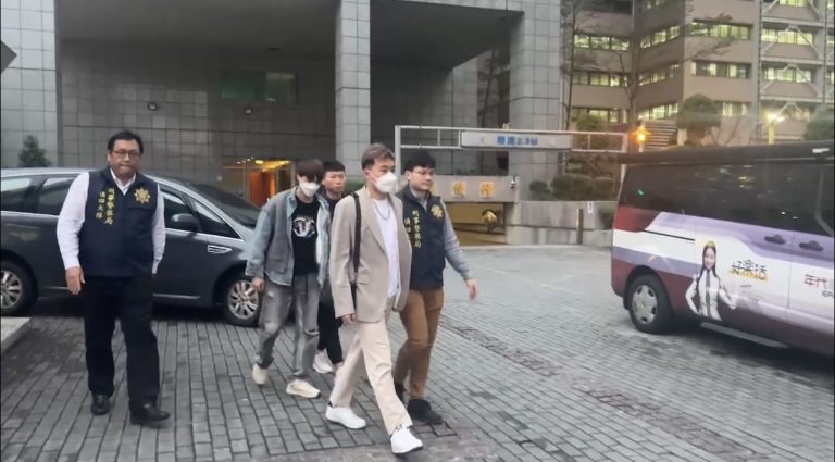 刑事局四大二隊隊長劉宗仁率隊逮捕網紅詹姆士。（記者徐煜勝翻攝）