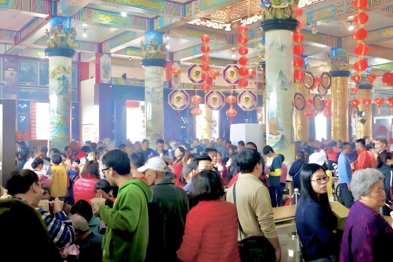 護國宮推出點燈組合，每年總是人聲鼎沸、熱鬧滾滾。(圖/桃園護國宮提供)